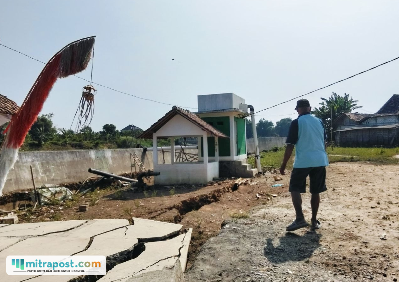 Foto : Kondisi tanah ambles di Dukuh Sampang, Desa Tondomulyo Kecamatan Jakenan. (Sumber. Mitrapost.com/ Ilham)