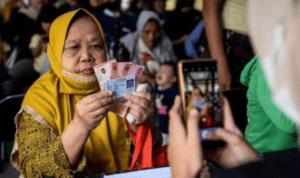 Ilustrasi penerimaan bansos Tingkat Kesejahteraan Masyarakat Dibedakan Berdasarkan Desil, Gimana Cara Ajukan Penurunan?