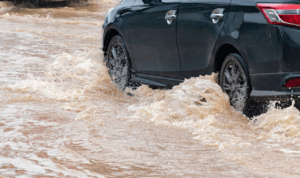 Akibat Hujan Deras, Kota Padang Dilanda Banjir hingga Hanyutkan Kendaraan Warga