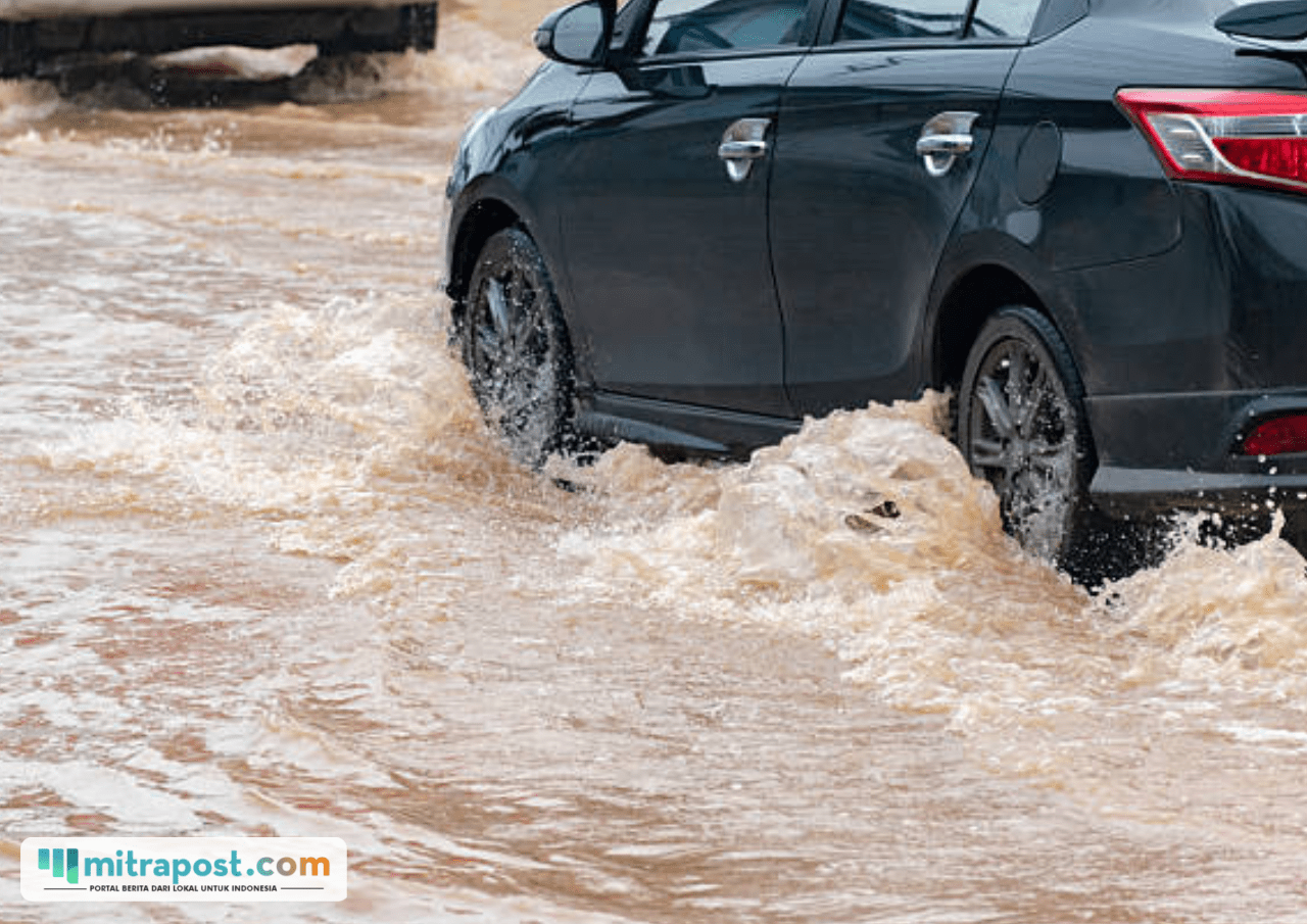 Akibat Hujan Deras, Kota Padang Dilanda Banjir hingga Hanyutkan Kendaraan Warga