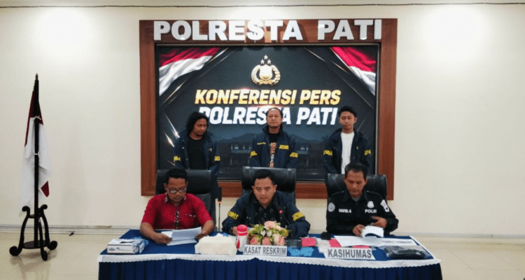 Foto : Polresta Pati gelar Konferensi Pers di Lantai II. (Sumber. Mitrapost.com/ Ilham) Foto : Polresta Pati gelar Konferensi Pers di Lantai II. (Sumber. Mitrapost.com/ Ilham) Uang Palsu