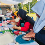 Foto : Pelatihan Bandeng Cabut Duri di Alun-alun Simpang Lima Pati, Selasa (04/08/2026) siang. (Sumber. Mitrapost.com/ Ilham)