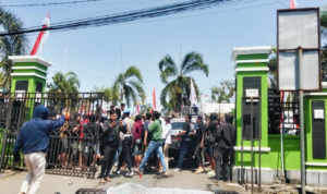 Foto : Gerbang Pintu masuk Kantor Kecamatan Tayu Pati Ambruk usai didorong massa, Rabu (12/08/2026). (Sumber. Mitrapost.com/ Ilham)