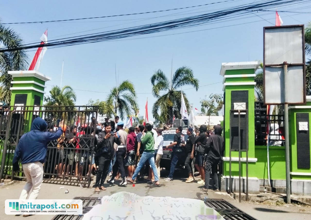Foto : Gerbang Pintu masuk Kantor Kecamatan Tayu Pati Ambruk usai didorong massa, Rabu (12/08/2026). (Sumber. Mitrapost.com/ Ilham)