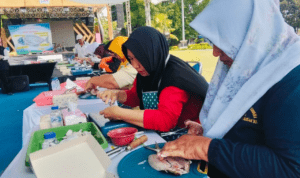 Foto : Pelatihan Bandeng Cabut Duri di Alun-alun Simpang Lima Pati, Selasa (04/08/2026) siang. (Sumber. Mitrapost.com/ Ilham)