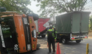 Foto : Truk terguling di pintu keluar Jalan Lingkar Selatan (JLS) tepat Desa Widorokandang Kecamatan Pati. (Dok. Polresta Pati) Foto : Truk terguling di pintu keluar Jalan Lingkar Selatan (JLS) tepat Desa Widorokandang Kecamatan Pati. (Dok. Polresta Pati)