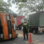 Foto : Truk terguling di pintu keluar Jalan Lingkar Selatan (JLS) tepat Desa Widorokandang Kecamatan Pati. (Dok. Polresta Pati)