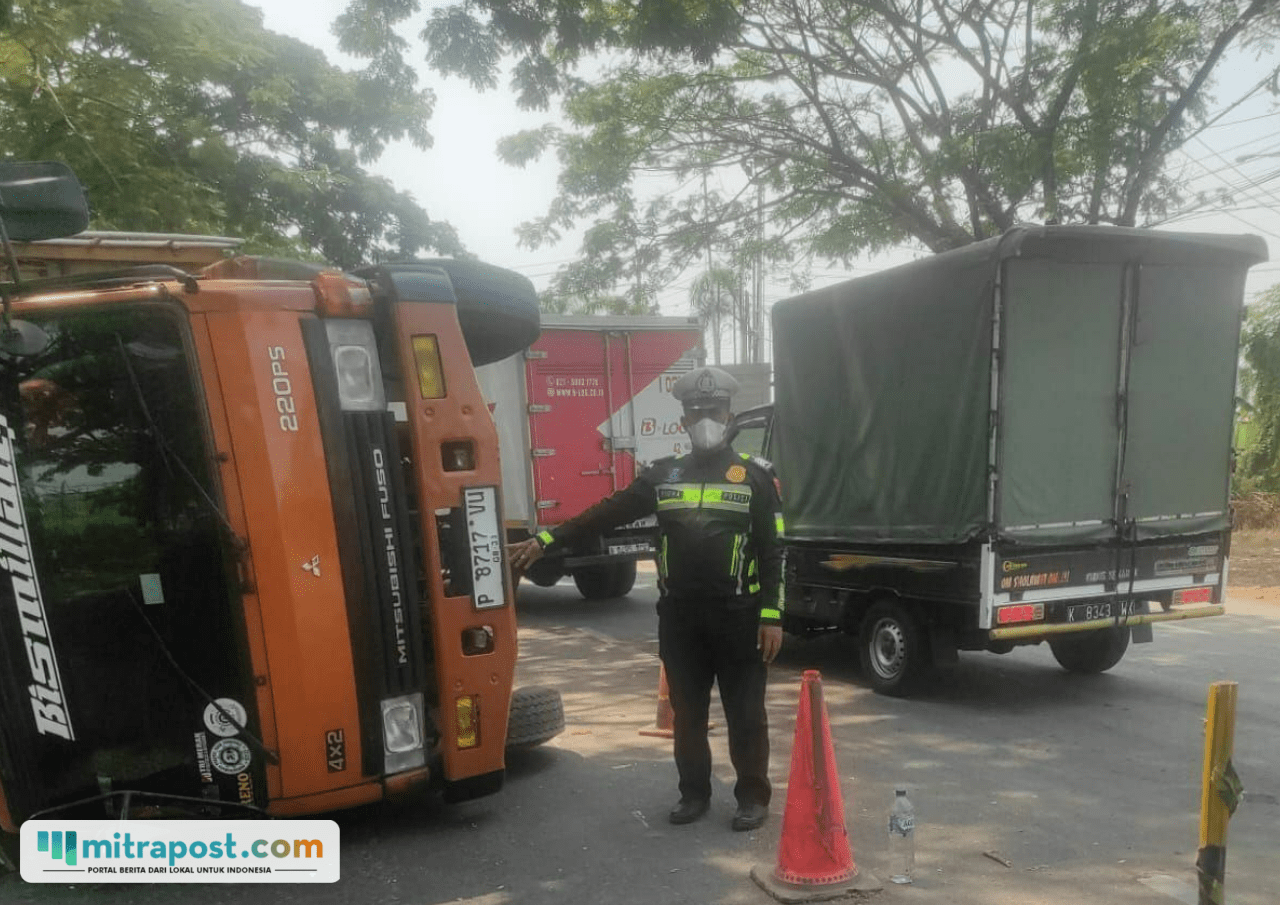Foto : Truk terguling di pintu keluar Jalan Lingkar Selatan (JLS) tepat Desa Widorokandang Kecamatan Pati. (Dok. Polresta Pati)