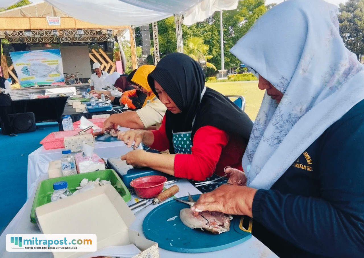 Foto : Pelatihan Bandeng Cabut Duri di Alun-alun Simpang Lima Pati, Selasa (04/08/2026) siang. (Sumber. Mitrapost.com/ Ilham)