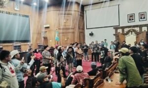 Foto : Masa AMPB Duduki Gedung DPRD Kabupaten Pati, Kamis malam ini. (Sumber. Mitrapost.com/ Ilham)