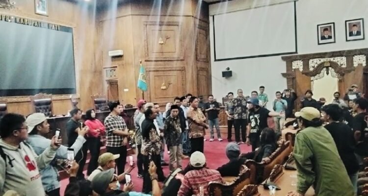 dprd-pati-ampb-uu-perampasan-aset Foto : Masa AMPB Duduki Gedung DPRD Kabupaten Pati, Kamis malam ini. (Sumber. Mitrapost.com/ Ilham)
