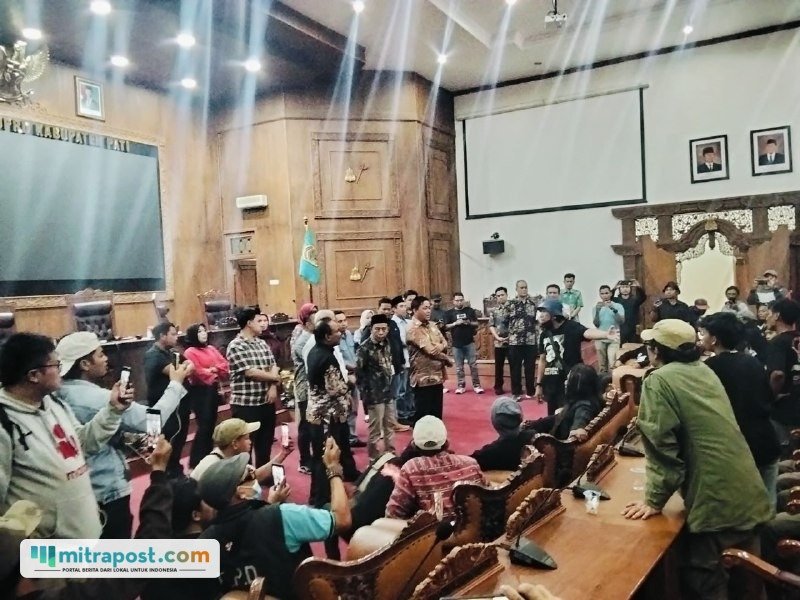 Foto : Masa AMPB Duduki Gedung DPRD Kabupaten Pati, Kamis malam ini. (Sumber. Mitrapost.com/ Ilham)
