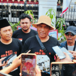 Koordinator Pati Ora Sepele, Suharno saat diwawancarai di depan Kantor Bupati Pati, Jumat (07/08/2026) siang Foto : Koordinator Pati Ora Sepele, Suharno saat diwawancarai di depan Kantor Bupati Pati, Jumat (07/08/2026) siang. (Sumber. Mitrapost.com/ Ilham)