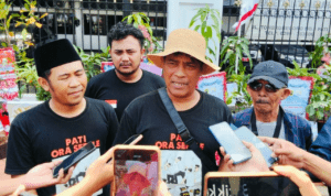 Koordinator Pati Ora Sepele, Suharno saat diwawancarai di depan Kantor Bupati Pati, Jumat (07/08/2026) siang Foto : Koordinator Pati Ora Sepele, Suharno saat diwawancarai di depan Kantor Bupati Pati, Jumat (07/08/2026) siang. (Sumber. Mitrapost.com/ Ilham)