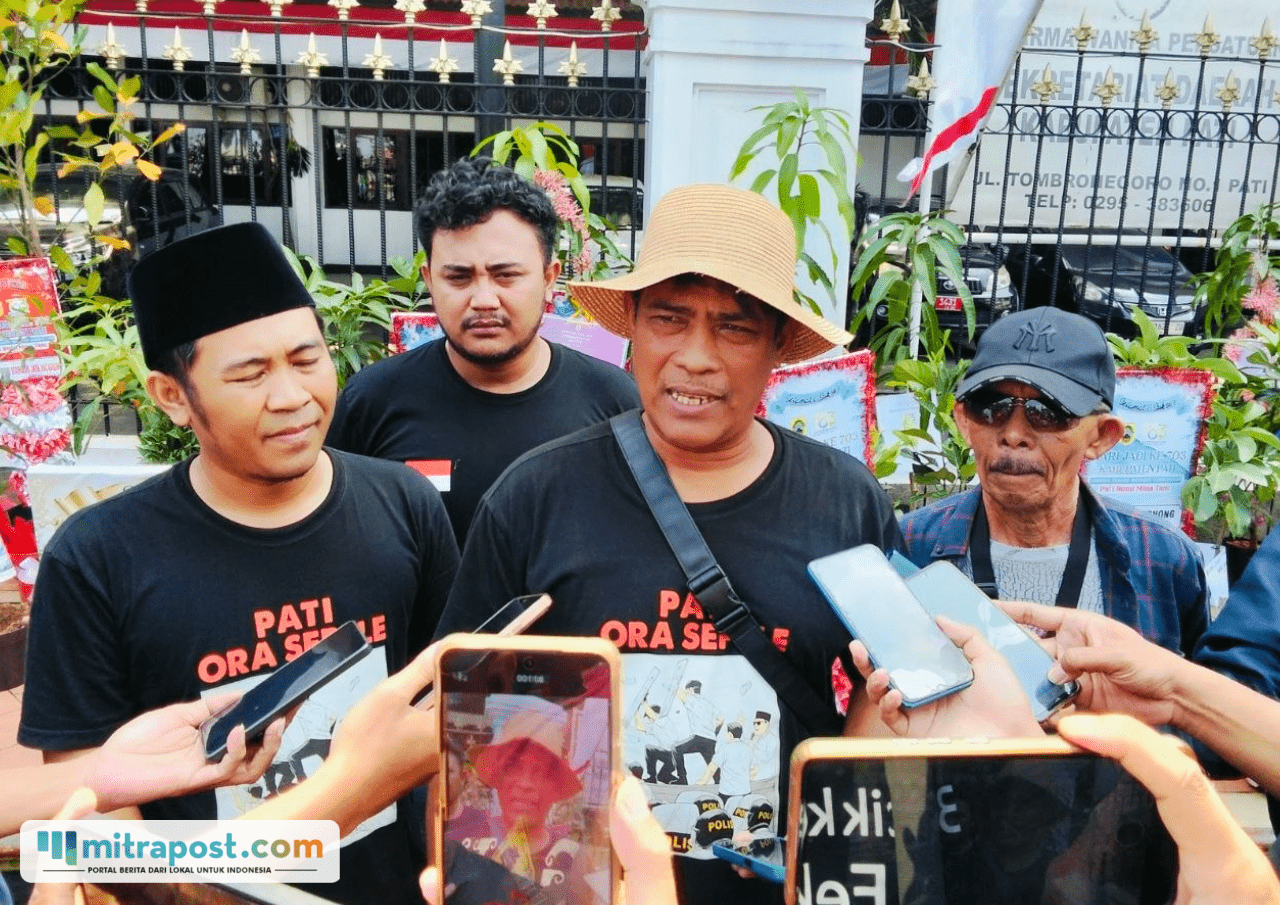 Foto : Koordinator Pati Ora Sepele, Suharno saat diwawancarai di depan Kantor Bupati Pati, Jumat (07/08/2026) siang. (Sumber. Mitrapost.com/ Ilham)