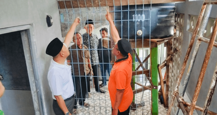 bullying Foto : Kemenag dan Pihak MTs menunjukkan kejadian dugaan kasus pembullyan, belum lama ini. (Sumber. Mitrapost.com/ Ilham) Bullying