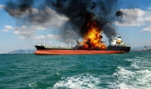 Ilustrasi kapal terbakar/istock