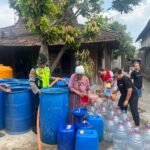 Foto : Bantuan air bersih di Desa Tambahmulyo Kecamatan Jakenan Pati, belum lama ini. (Dok. Humas Polresta Pati) Foto : Bantuan air bersih di Desa Tambahmulyo Kecamatan Jakenan Pati, belum lama ini. (Dok. Humas Polresta Pati)