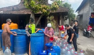 Foto : Bantuan air bersih di Desa Tambahmulyo Kecamatan Jakenan Pati, belum lama ini. (Dok. Humas Polresta Pati)