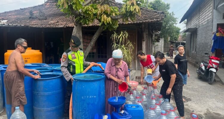 Foto : Bantuan air bersih di Desa Tambahmulyo Kecamatan Jakenan Pati, belum lama ini. (Dok. Humas Polresta Pati) Foto : Bantuan air bersih di Desa Tambahmulyo Kecamatan Jakenan Pati, belum lama ini. (Dok. Humas Polresta Pati)