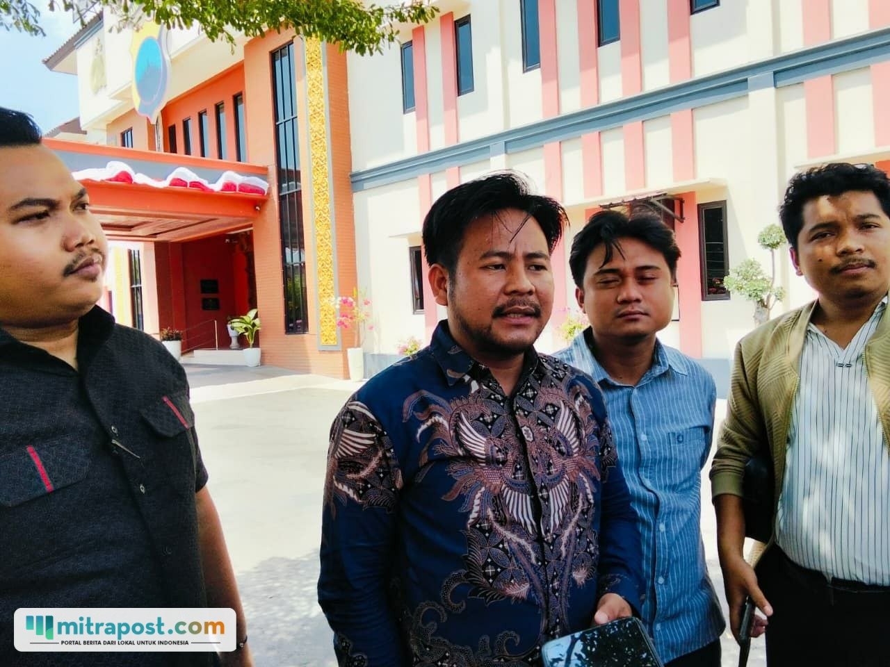 Foto : Kuasa Hukum dari Pemilik Rumah, Kristoni Duha. (Sumber. Mitrapost.com/ Ilham)