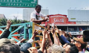 pati Foto : Peternak unggas Kabupaten Pati bagikan da ton telur - ayam hidup. (Sumber. Mitrapost.com/ Ilham)