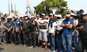 Foto : Demo di depan Kantor Bupati Pati, Senin (10/08/2026) siang. (Sumber. Mitrapost.com/ Ilham)