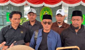 Foto : Koordinator Aspirasi, Cak Ulil ditemui di halaman Pengadilan Negeri (PN) Pati, Selasa (11/08/2026) siang. (Sumber. Mitrapost.com/ Ilham)