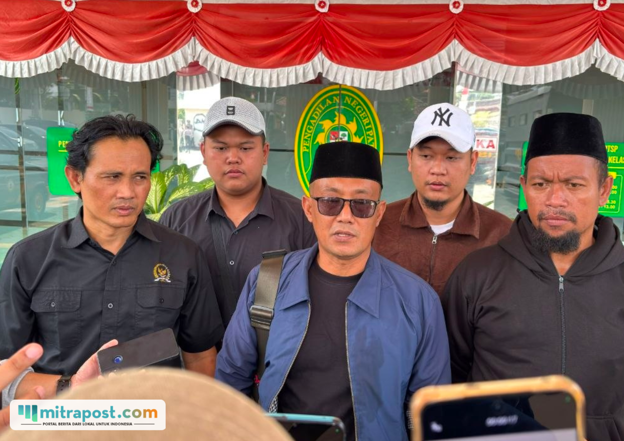 Foto : Koordinator Aspirasi, Cak Ulil ditemui di halaman Pengadilan Negeri (PN) Pati, Selasa (11/08/2026) siang. (Sumber. Mitrapost.com/ Ilham) Kasus Dugaan Kekerasan Seksual di Ponpes Tlogowungu
