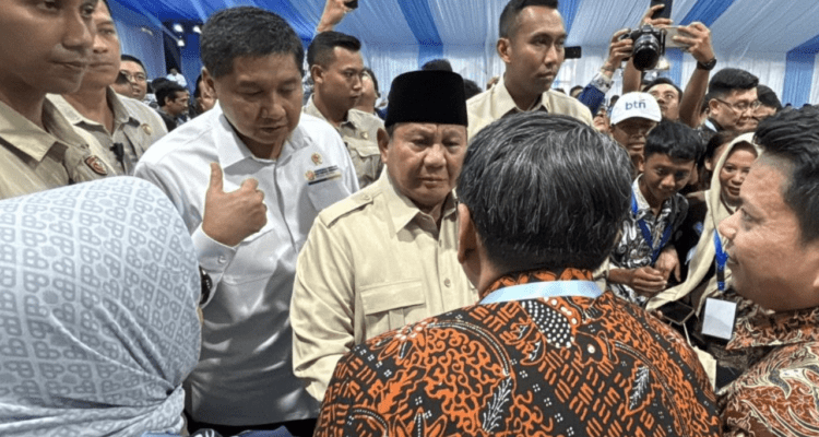Foto : Plt Bupati Pati saat bertemu dengan Presiden Republik Indonesia Prabowo Subianto di Perumahan Puri Delta City Side, Kabupaten Batang, Jawa Tengah, Kamis (30/7/2026) kemarin. (Dok. Humas Pemkab Pati)