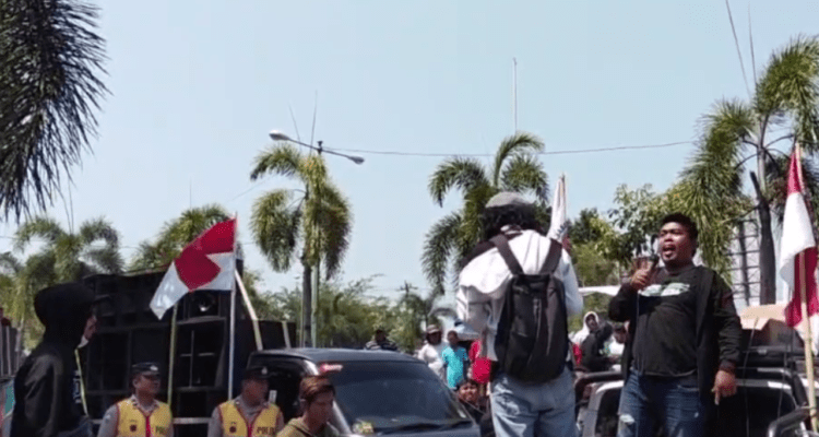 Foto : Aksi Demo penolakan Pelarangan Sound Horeg di depan Kecamatan Tayu, Rabu (12/08/2026). (Sumber. Mitrapost.com/ Ilham)