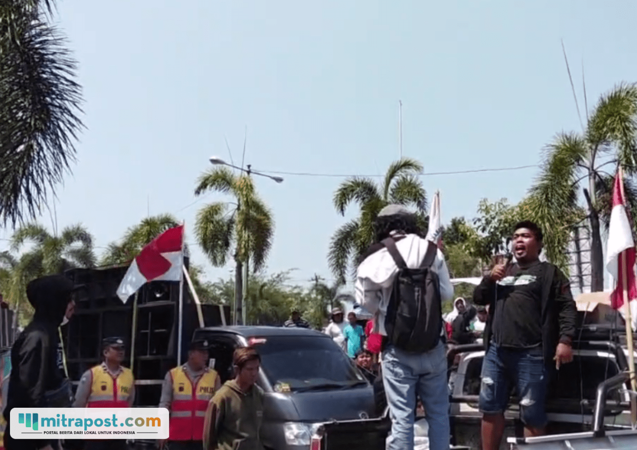 Foto : Aksi Demo penolakan Pelarangan Sound Horeg di depan Kecamatan Tayu, Rabu (12/08/2026). (Sumber. Mitrapost.com/ Ilham)