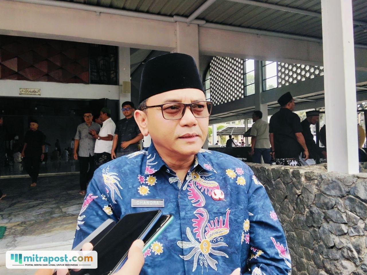 Foto : Plt Bupati Pati, Risma Ardhi Chandra ditemui halaman Masjid Agung Baitunnur Pati. (Sumber. Mitrapost.com/ Ilham)