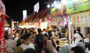 Foto : Pengunjung padati kawasan Alun-alun Simpang Lima Pati di Pekan Kreasi Pati. (Sumber. Mitrapost.com/ Ilham)