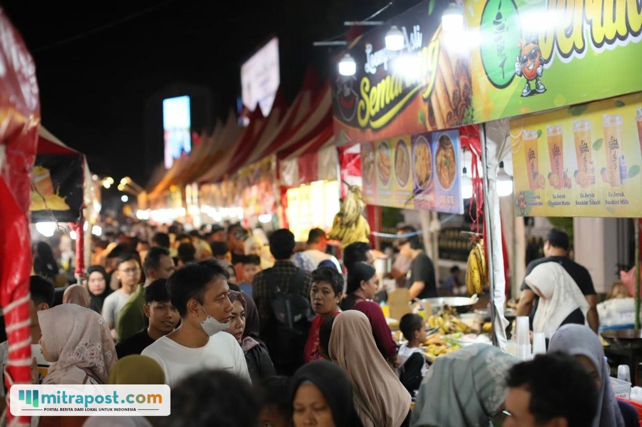 Foto : Pengunjung padati kawasan Alun-alun Simpang Lima Pati di Pekan Kreasi Pati. (Sumber. Mitrapost.com/ Ilham)