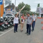 Foto : Dishub Pati melakukan pengarahan kepada juru parkir di kawasan Alun-alun Simpang Lima Pati, belum lama ini. (Dok. Dishub Pati) Foto : Dishub Pati melakukan pengarahan kepada juru parkir di kawasan Alun-alun Simpang Lima Pati, belum lama ini. (Dok. Dishub Pati)