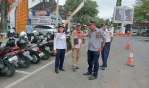 Foto : Dishub Pati melakukan pengarahan kepada juru parkir di kawasan Alun-alun Simpang Lima Pati, belum lama ini. (Dok. Dishub Pati)