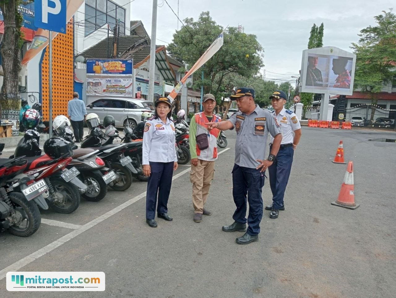Foto : Dishub Pati melakukan pengarahan kepada juru parkir di kawasan Alun-alun Simpang Lima Pati, belum lama ini. (Dok. Dishub Pati)