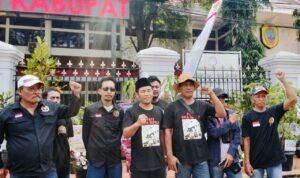 Foto : Pati Ora Sepele (POS) di depan Kantor Bupati Pati, Jum'at (07/08/2026) siang. (Sumber. Mitrapost.com/ Ilham)