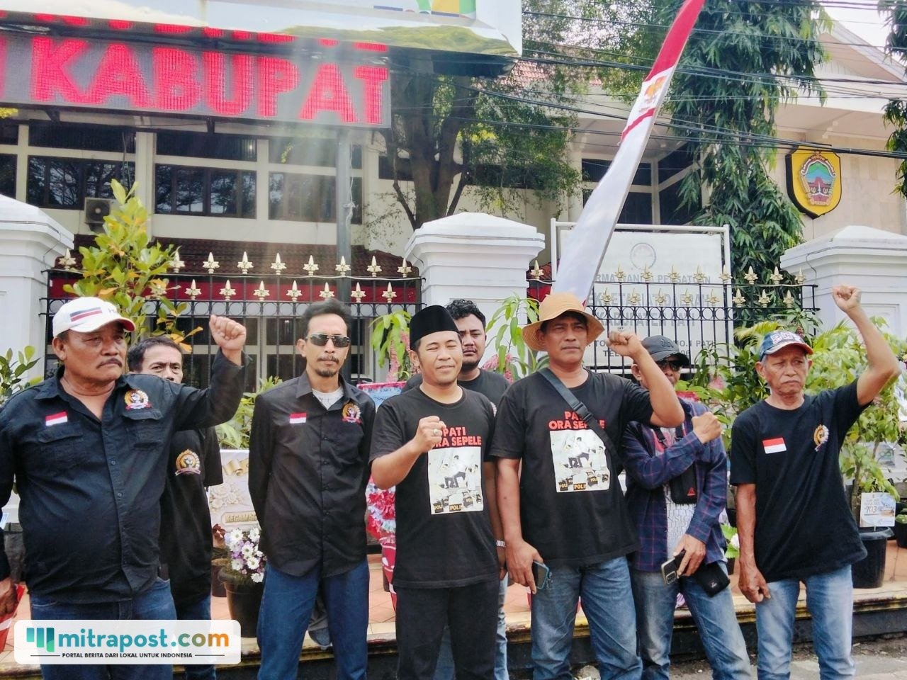 Foto : Pati Ora Sepele (POS) di depan Kantor Bupati Pati, Jum'at (07/08/2026) siang. (Sumber. Mitrapost.com/ Ilham)