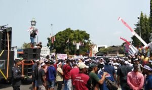 Foto : Aksi peternak unggas Kabupaten Pati di depan kantor Bupati. (Sumber. Mitrapost.com/ Ilham)