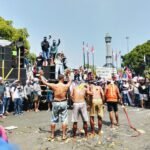 Foto : Aksi Teatrikal Mandi Telur di depan Kantor Bupati Pati, Senin (10/08/2026). (Sumber. Mitrapost.com/ Ilham)
