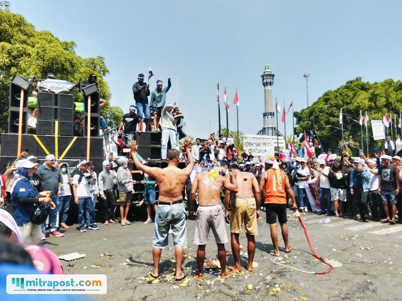 Foto : Aksi Teatrikal Mandi Telur di depan Kantor Bupati Pati, Senin (10/08/2026). (Sumber. Mitrapost.com/ Ilham)