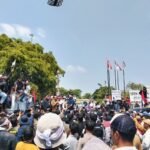 Foto : Plt Bupati Pati Risma Ardhi Chandra menemui ratusan masa demo di depan Kantor Bupati. (Sumber. Mitrapost.com/ Ilham)