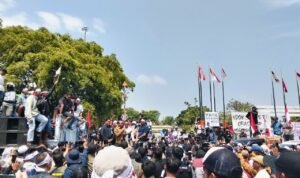 Foto : Plt Bupati Pati Risma Ardhi Chandra menemui ratusan masa demo di depan Kantor Bupati. (Sumber. Mitrapost.com/ Ilham)