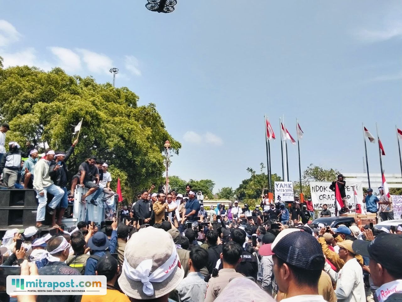 Foto : Plt Bupati Pati Risma Ardhi Chandra menemui ratusan masa demo di depan Kantor Bupati. (Sumber. Mitrapost.com/ Ilham)