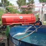 Foto : Droping bantuan air bersih oleh BPBD Kabupaten Pati di Desa Tlogorejo Kecamatan Jakenan. (Dok. BPBD Kabupaten Pati)