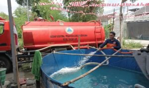 Foto : Droping bantuan air bersih oleh BPBD Kabupaten Pati di Desa Tlogorejo Kecamatan Jakenan. (Dok. BPBD Kabupaten Pati)