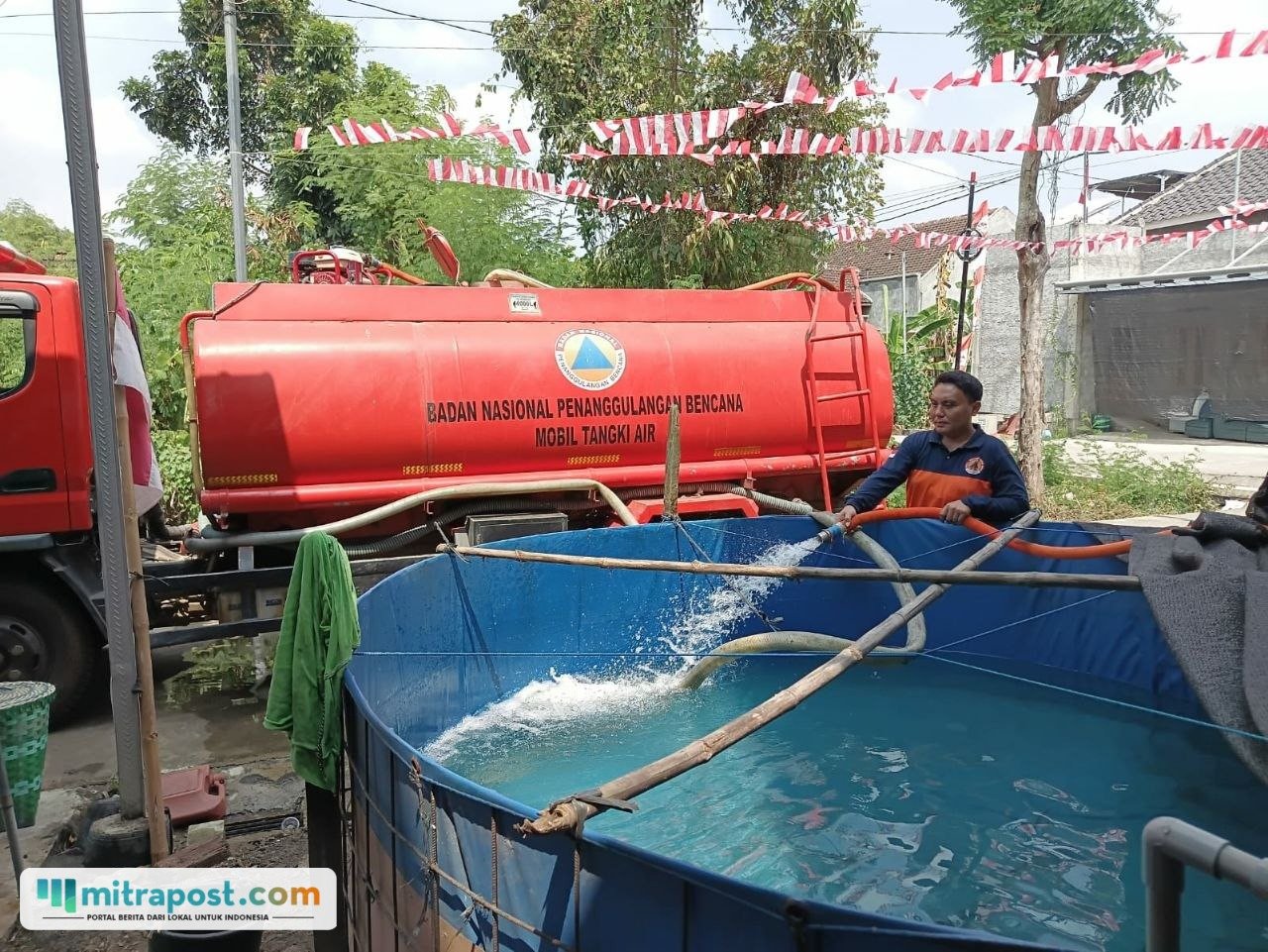 Foto : Droping bantuan air bersih oleh BPBD Kabupaten Pati di Desa Tlogorejo Kecamatan Jakenan. (Dok. BPBD Kabupaten Pati)