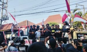 Foto : Aksi demo AMPB di depan Kantor DPRD Kabupaten Pati, belum lama ini. (Sumber. Mitrapost.com/ Ilham)